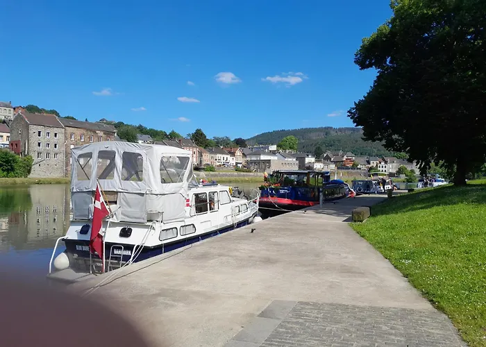 Les Campanules 홈스테이 Monthermé